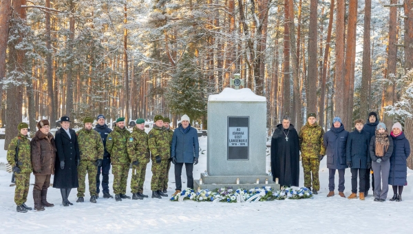 Võru linnakalmistule koguneti 2. veebruari hommikul kell 10, et meenutada Tartu rahulepingu sõlmimist. Tartu rahuleping sõlmiti 2. veebruaril 1920 Eesti ja Nõukogude Venemaa vahel ning sellega lõppes Vabadussõda. Lepinguga tunnustas Venemaa tingimusteta Eesti iseseisvust, määrati Eesti idapiir ning sellele järgnesid peagi ka teiste riikide tunnustused. FOTOD: Aigar Nagel